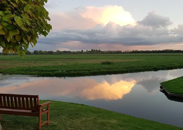 Water & Meadow In Holland 2a & 2c Holiday home Schoonrewoerd